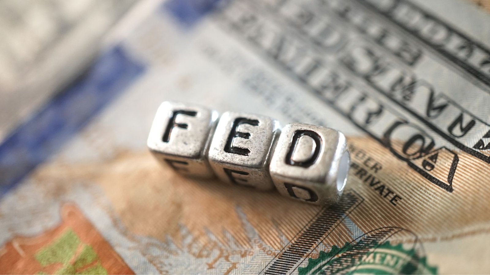 Read more about the article FED mantém a taxa de juros dos EUA na faixa de 5,25% a 5,50%